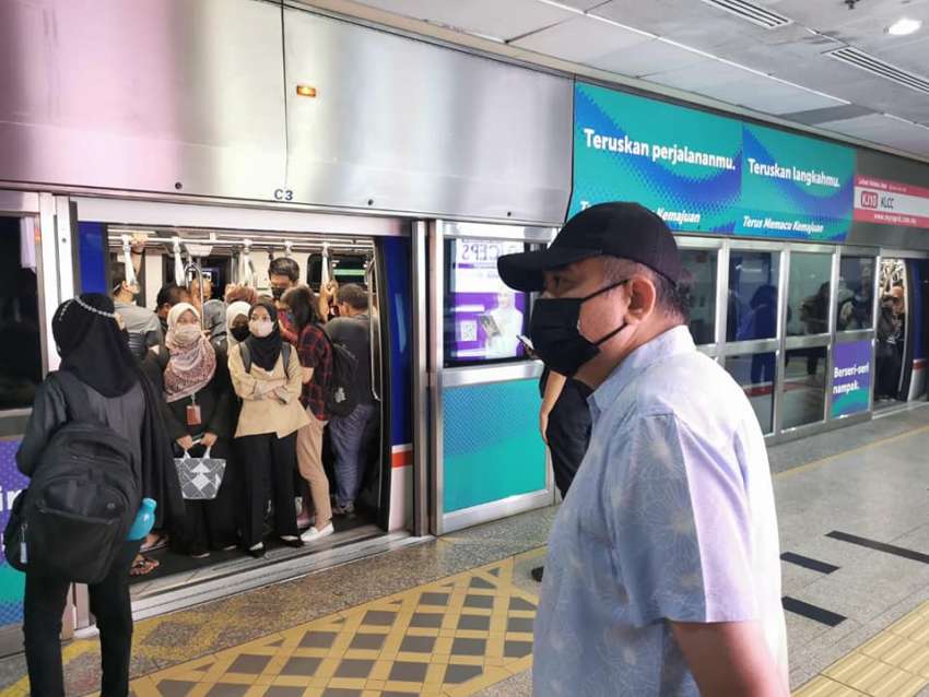 Menteri Pengangkutan Anthony Loke naik LRT petang semalam, akan bertemu Prasarana untuk tambahbaik 1552837