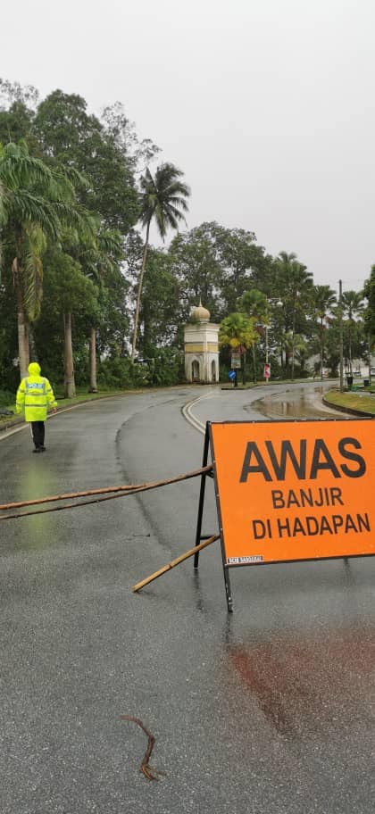 45 jalan di Terengganu ditutup akibat dilanda banjir Image #1559389