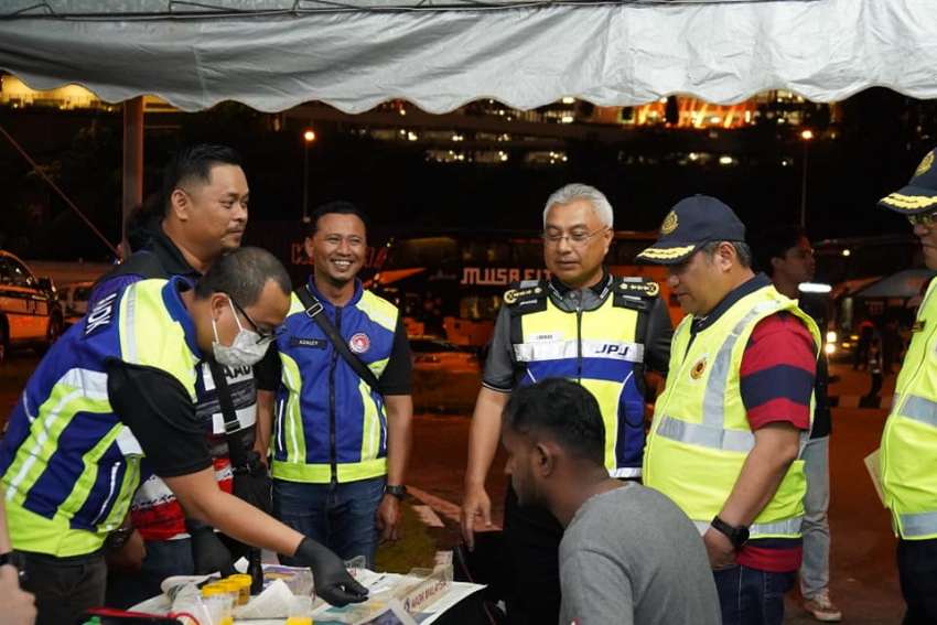 JPJ Selangor ops: 1,112 vehicles checked, 632 saman issued over expired driving license and road tax 1557593