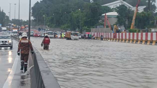 Kajang SILK Highway flooded yesterday due to hour-long downpour, clogged drains – don’t drive-by litter