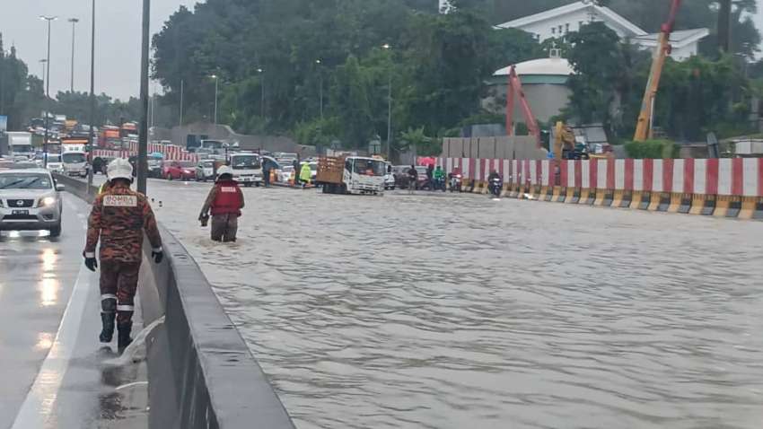 Kajang SILK Highway flooded yesterday due to hour-long downpour, clogged drains – don’t drive-by litter 1550762