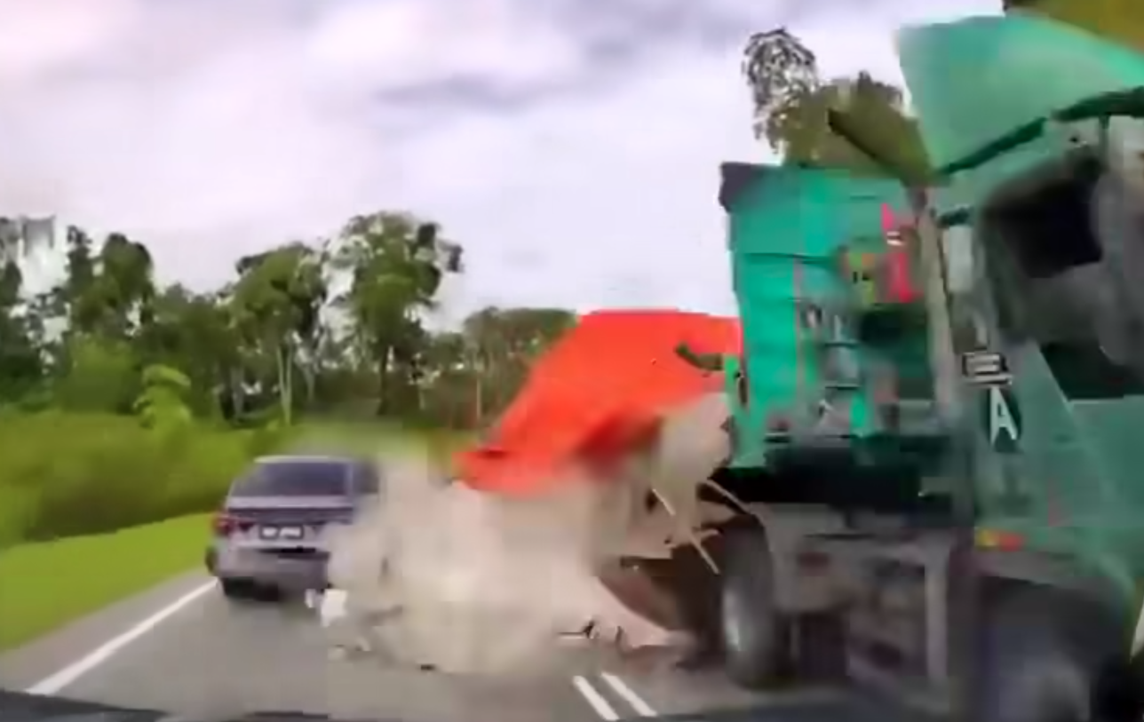 Lorry Spills Load Video
