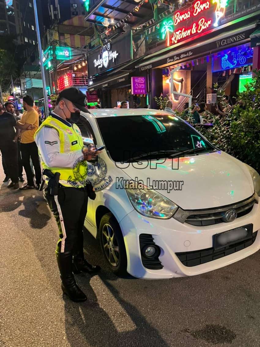 Polis buat operasi tumpu kenderaan yang parkir sesuka hati, sebabkan kesesakan di Kuala Lumpur 1552915