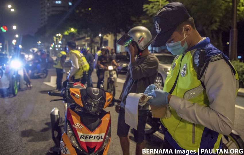 Police cracking down on motorbikes parked illegally on sidewalks in Brickfields and Petaling Street 1560942