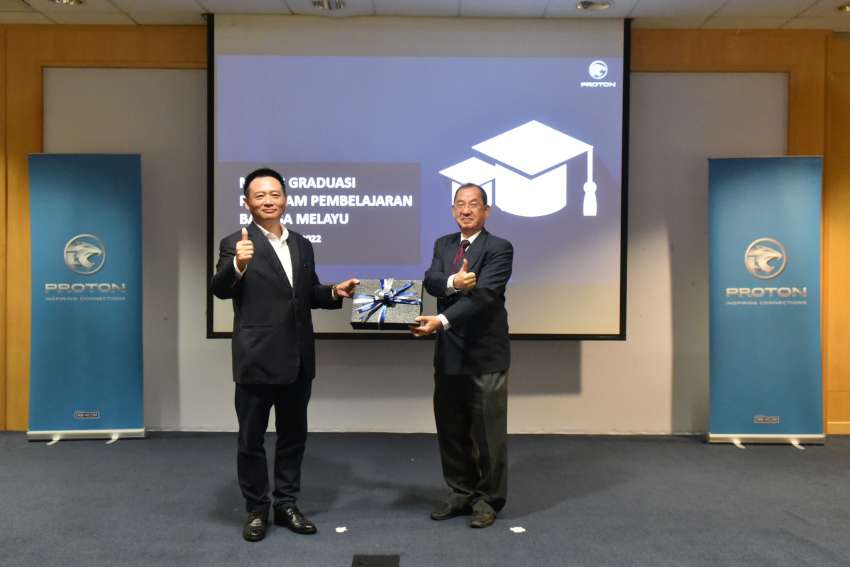 18 Proton China expatriates complete first Bahasa Melayu course, including Proton CEO Dr Li Chunrong 1551271