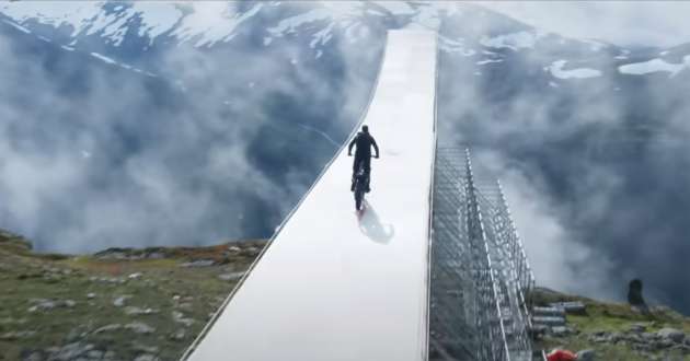 Di sebalik tabir Mission: Impossible ketujuh – Tom Cruise buat sendiri aksi lompat gaung guna motocross