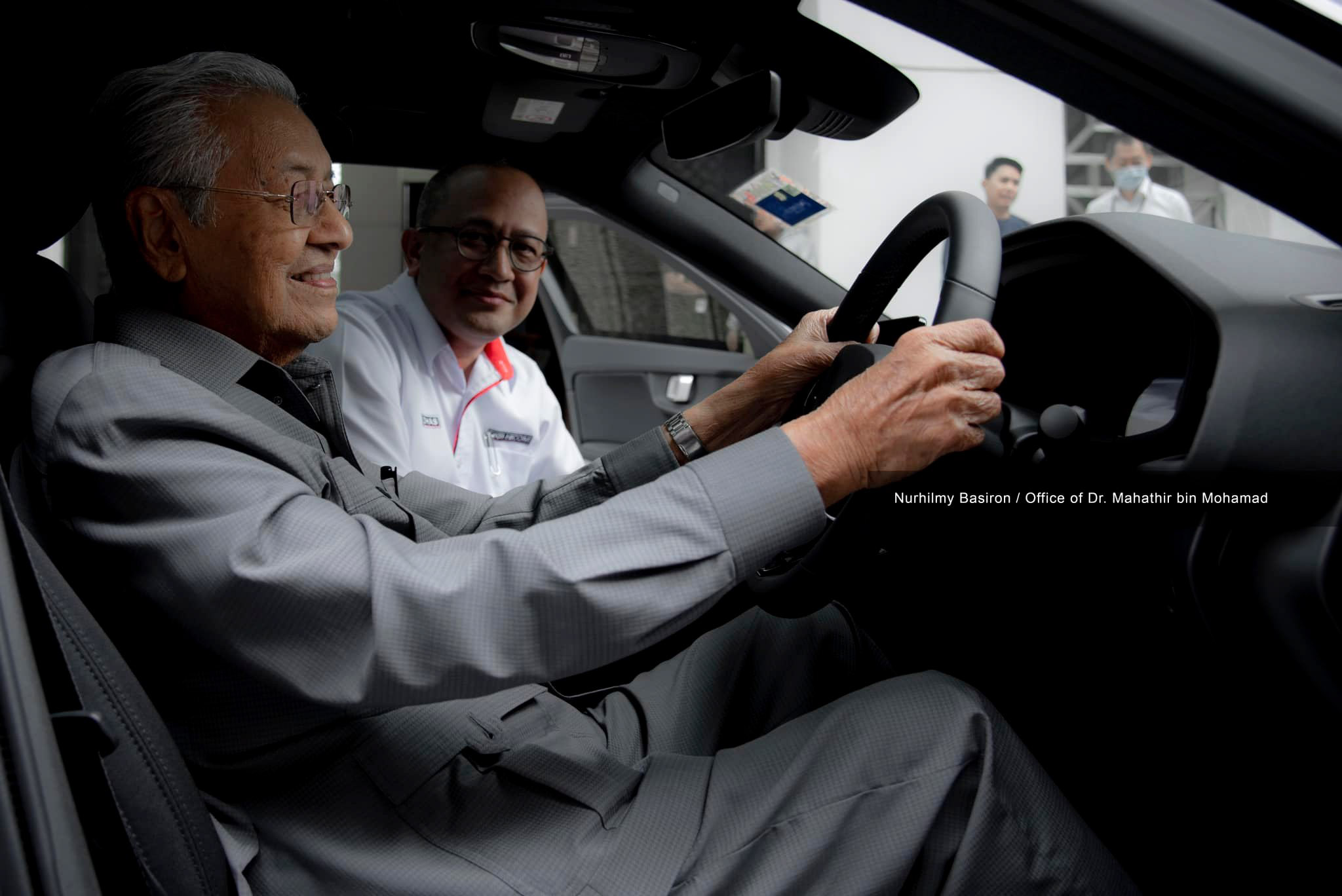 Tun Mahathir meets the Polestar 2-4