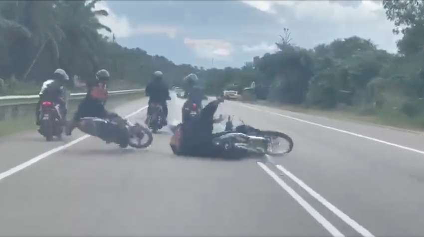 Motorcyclists ride four-abreast while chatting, two crash – be considerate, ensure helmets are fastened 1552457