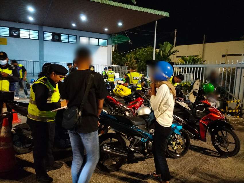 Rider dumps fiancee at JPJ Penang road block 1570661