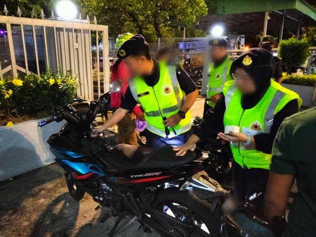 Rider dumps fiancee at JPJ Penang road block