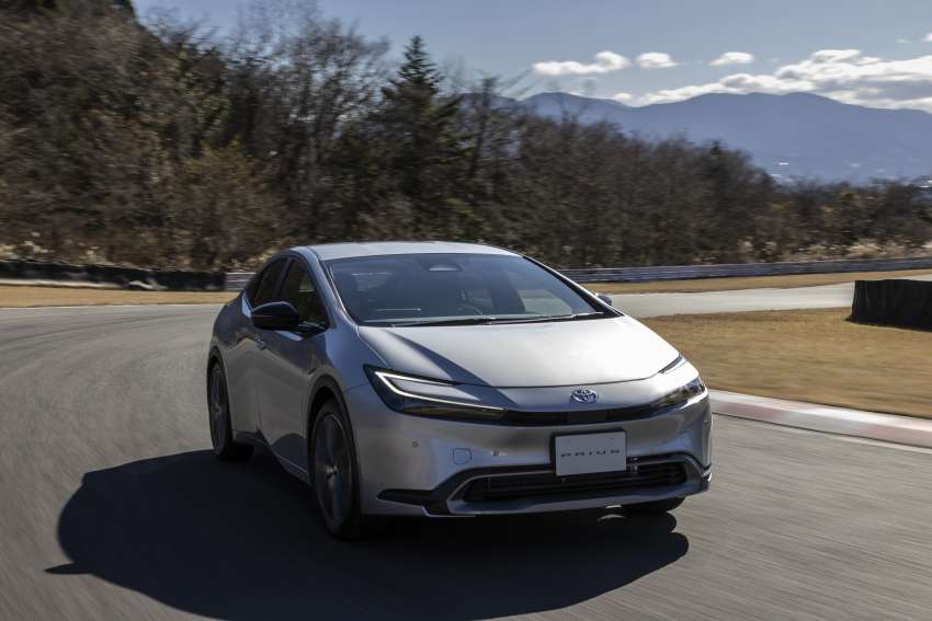 2023 Toyota Prius 1.8 and 2.0 hybrid launched in Japan 1565432