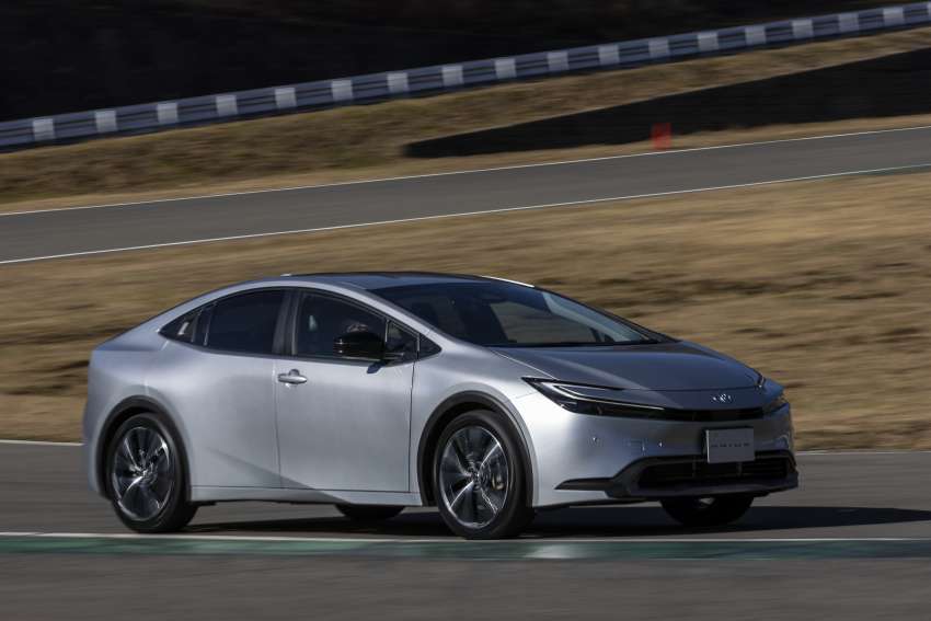 2023 Toyota Prius 1.8 and 2.0 hybrid launched in Japan 1565429