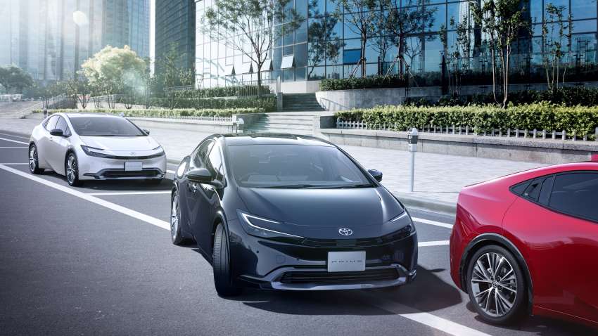 2023 Toyota Prius 1.8 and 2.0 hybrid launched in Japan 1565127