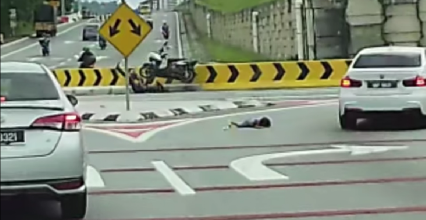 VIDEO: Penunggang motosikal bersama anak kecil terjatuh di jalan raya akibat bergesel dengan kereta 1568702