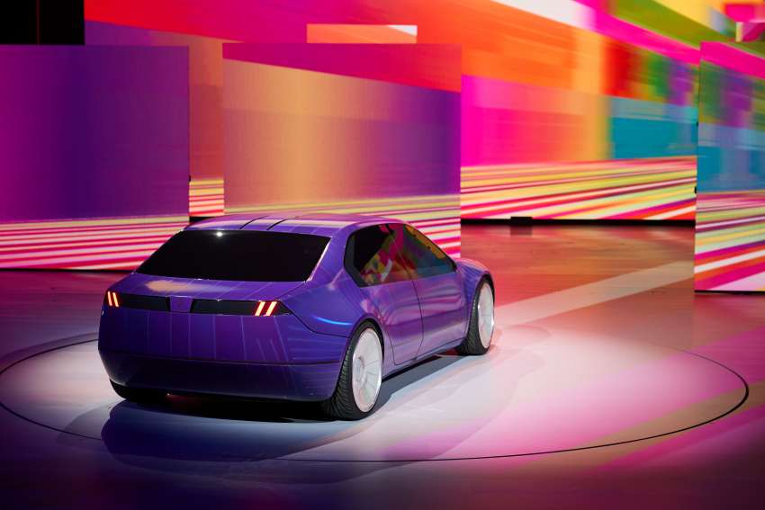 BMW i Vision Dee debuts at CES – colour-changing EV concept with massive HUD; previews the Neue Klasse 1563838