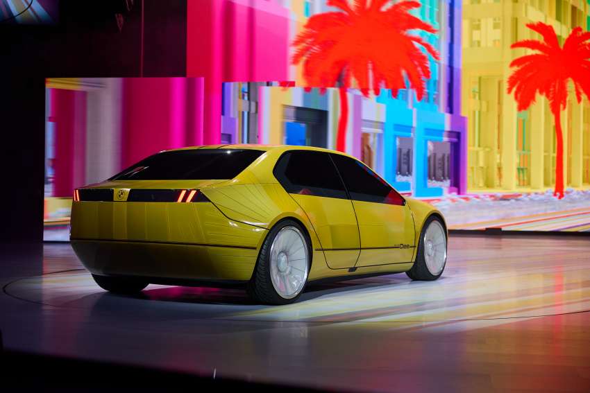 BMW i Vision Dee debuts at CES – colour-changing EV concept with massive HUD; previews the Neue Klasse Image #1563841
