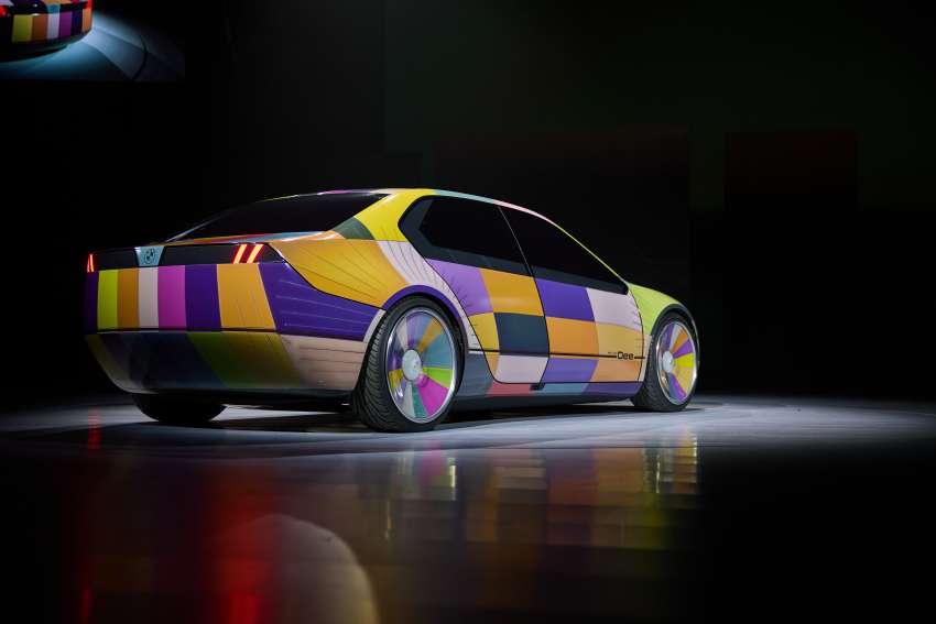 BMW i Vision Dee debuts at CES – colour-changing EV concept with massive HUD; previews the Neue Klasse Image #1563845