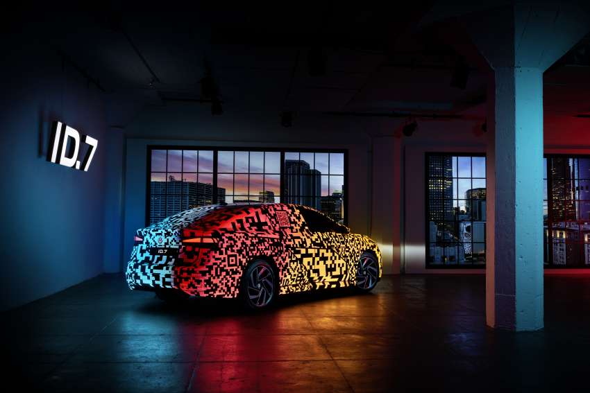 Volkswagen ID.7 debuts with trippy camo at CES – EV sedan with 700 km of range; launch in Q2 this year Image #1562706