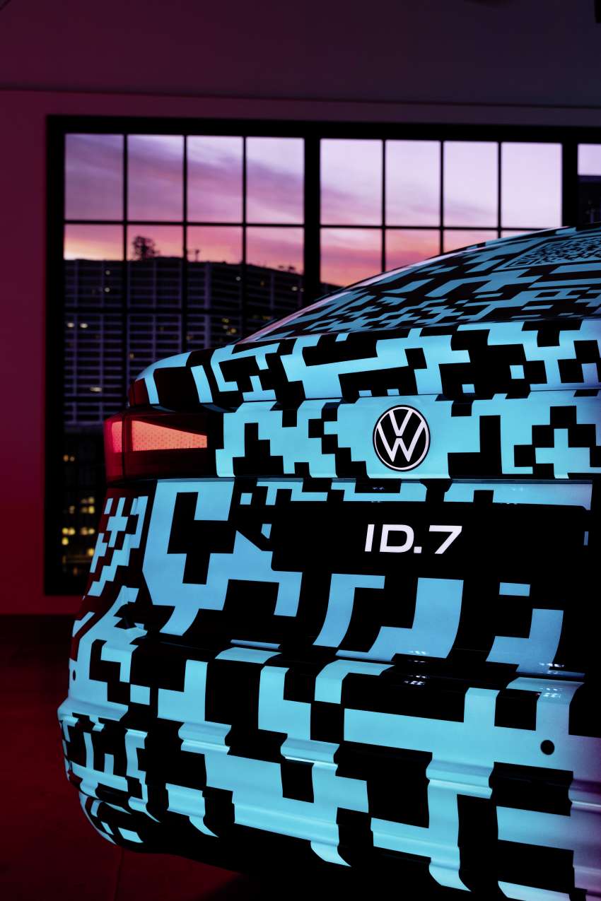 Volkswagen ID.7 debuts with trippy camo at CES – EV sedan with 700 km of range; launch in Q2 this year Image #1562711
