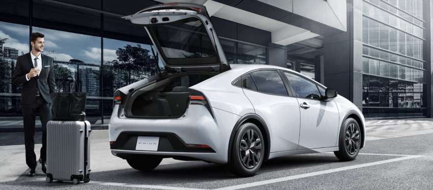 2023 Toyota Prius 1.8 and 2.0 hybrid launched in Japan 1565396