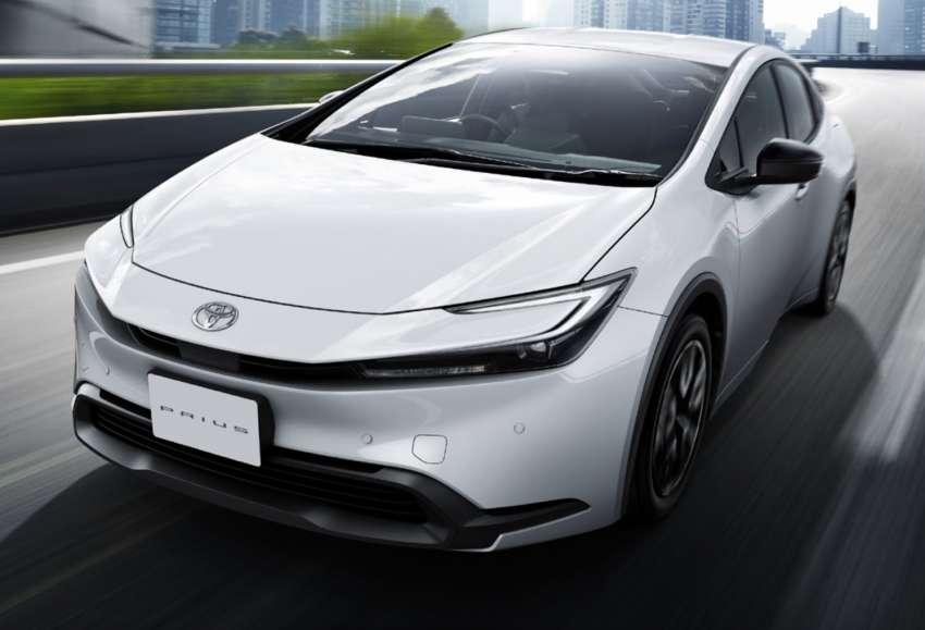 2023 Toyota Prius 1.8 and 2.0 hybrid launched in Japan 1565395