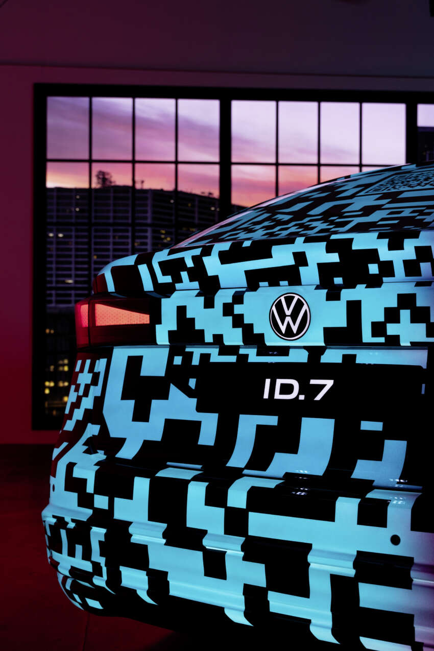 Volkswagen ID.7 debuts with trippy camo at CES – EV sedan with 700 km of range; launch in Q2 this year 1599671