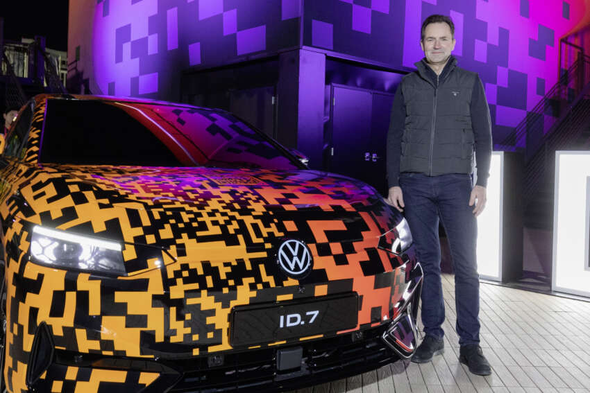 Volkswagen ID.7 debuts with trippy camo at CES – EV sedan with 700 km of range; launch in Q2 this year 1599674