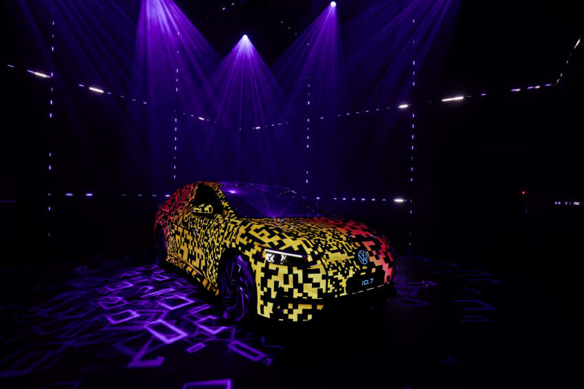 Volkswagen ID.7 debuts with trippy camo at CES – EV sedan with 700 km of range; launch in Q2 this year 1599690
