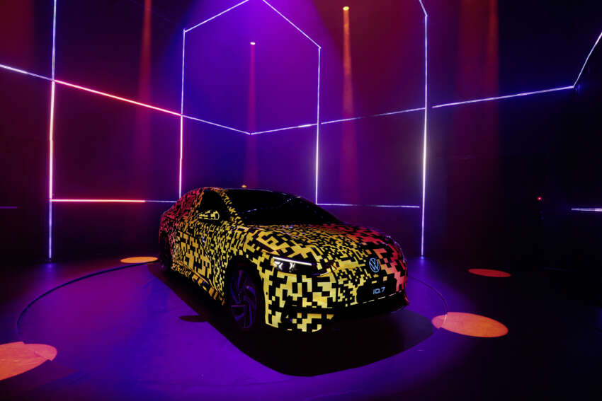 Volkswagen ID.7 debuts with trippy camo at CES – EV sedan with 700 km of range; launch in Q2 this year 1599691