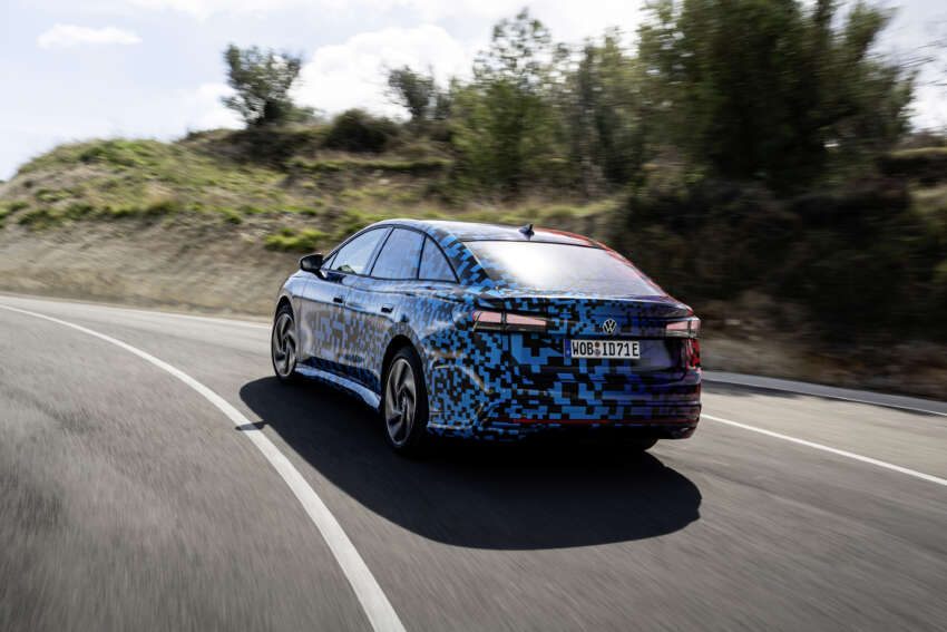 Volkswagen ID.7 debuts with trippy camo at CES – EV sedan with 700 km of range; launch in Q2 this year 1599699