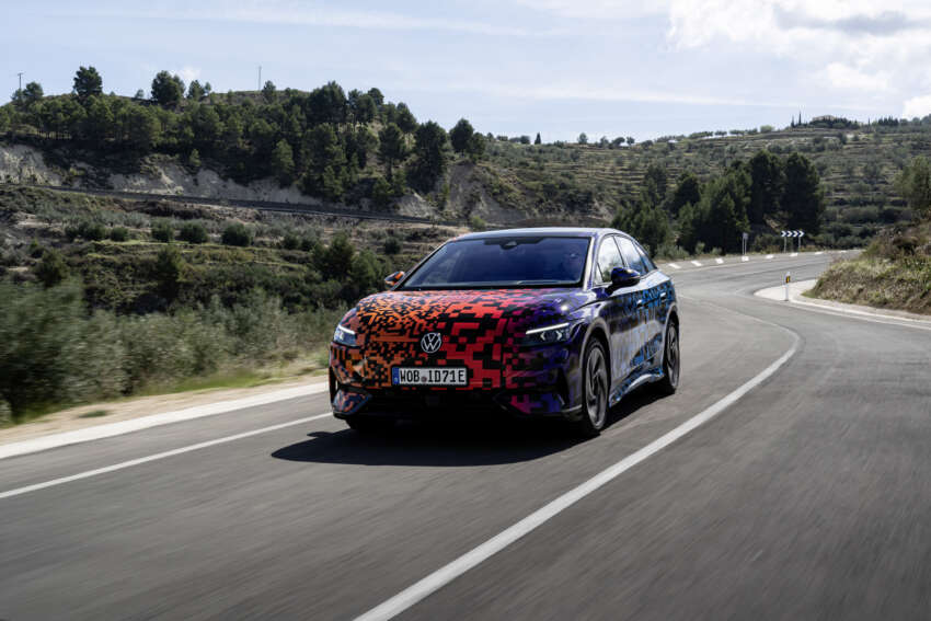 Volkswagen ID.7 debuts with trippy camo at CES – EV sedan with 700 km of range; launch in Q2 this year 1599702