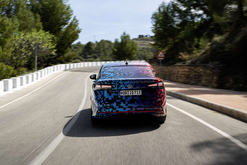 Volkswagen ID.7 debuts with trippy camo at CES – EV sedan with 700 km of range; launch in Q2 this year 1599703