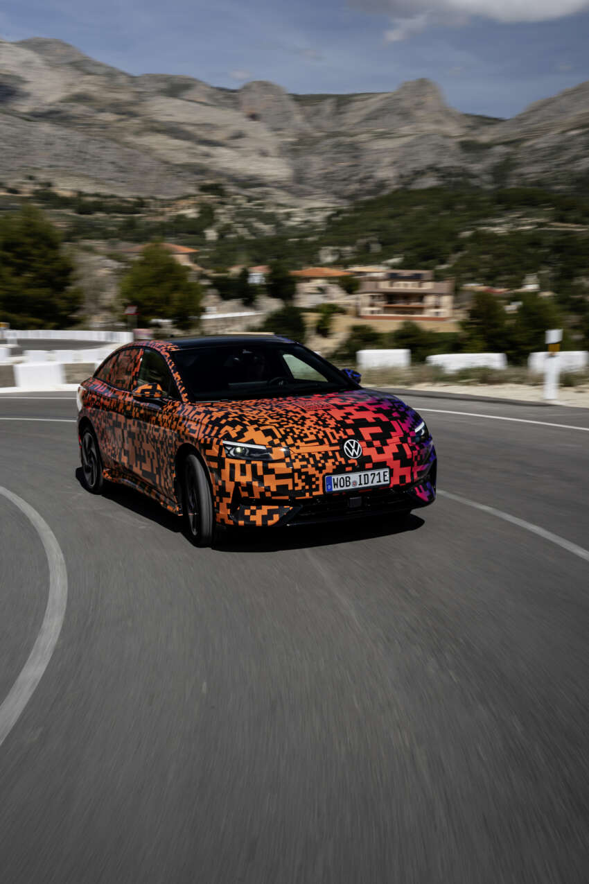 Volkswagen ID.7 debuts with trippy camo at CES – EV sedan with 700 km of range; launch in Q2 this year 1599710