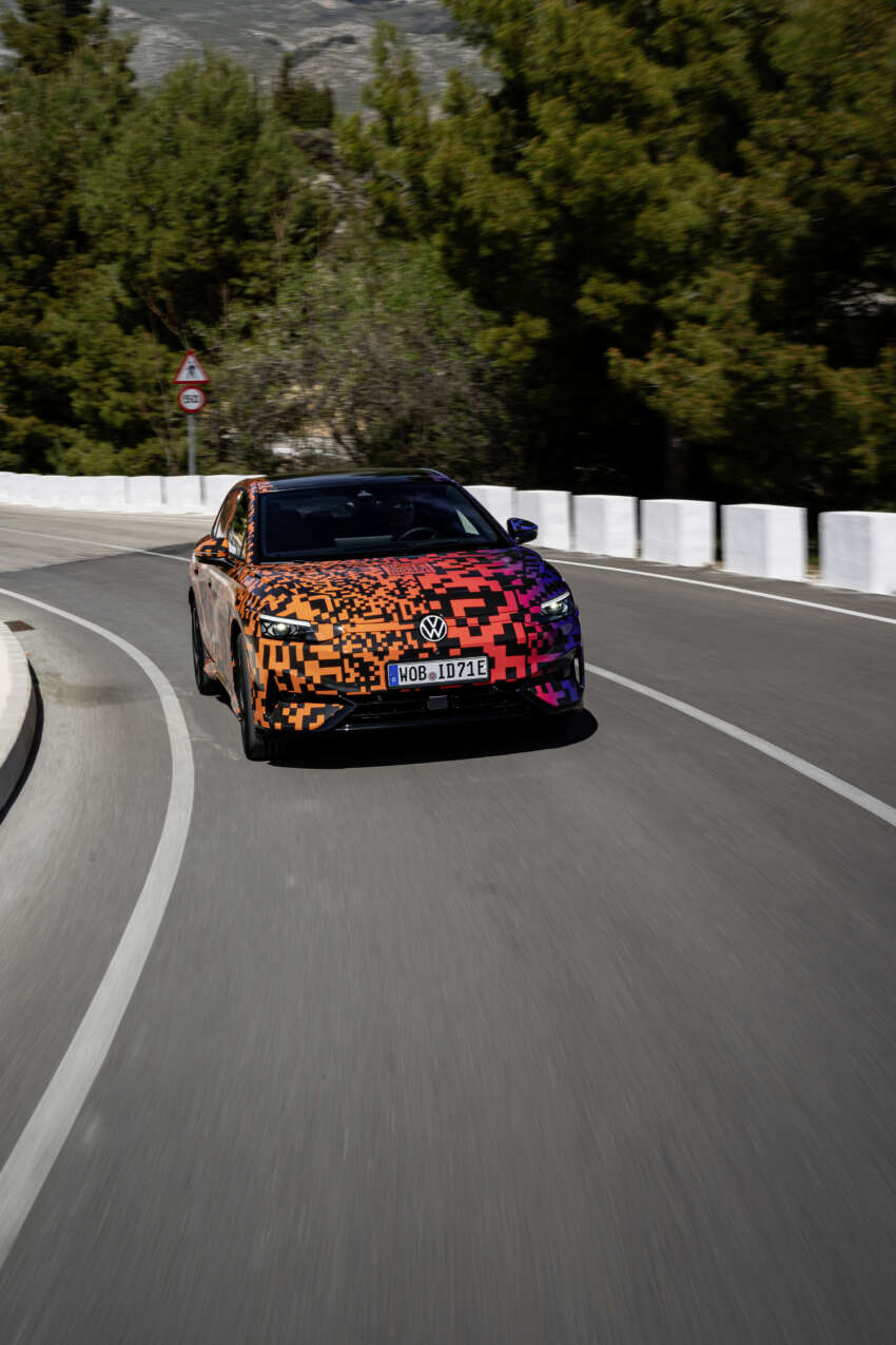 Volkswagen ID.7 debuts with trippy camo at CES – EV sedan with 700 km of range; launch in Q2 this year 1599712