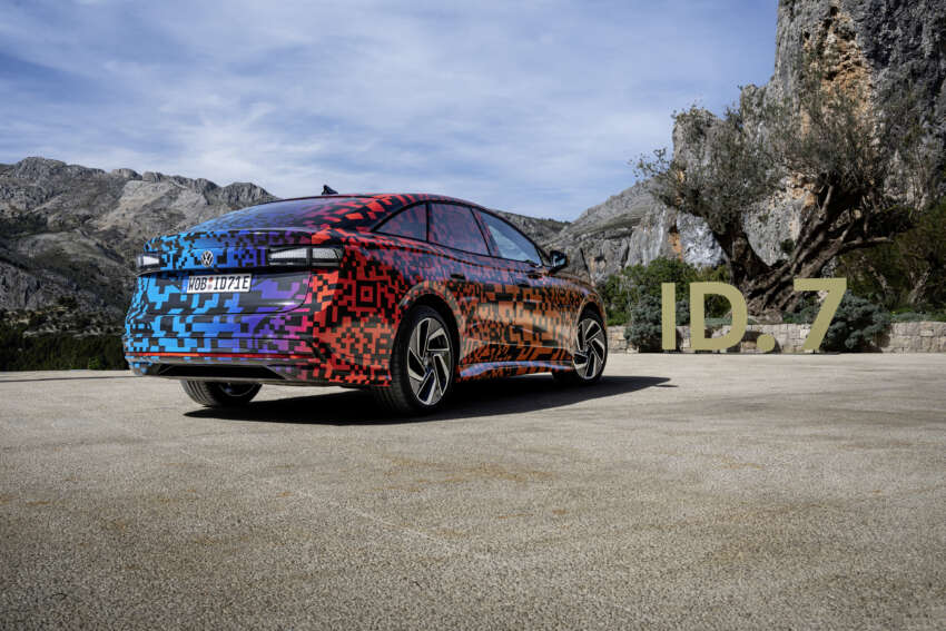 Volkswagen ID.7 debuts with trippy camo at CES – EV sedan with 700 km of range; launch in Q2 this year 1599718