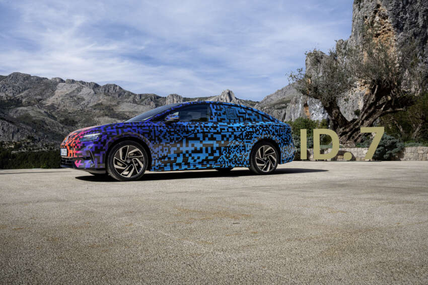 Volkswagen ID.7 debuts with trippy camo at CES – EV sedan with 700 km of range; launch in Q2 this year 1599719