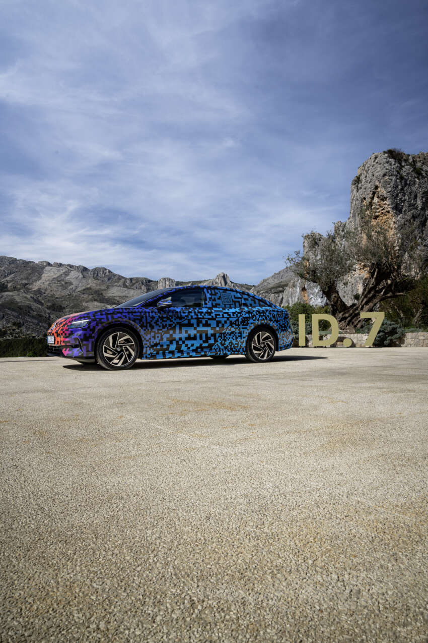 Volkswagen ID.7 debuts with trippy camo at CES – EV sedan with 700 km of range; launch in Q2 this year 1599720