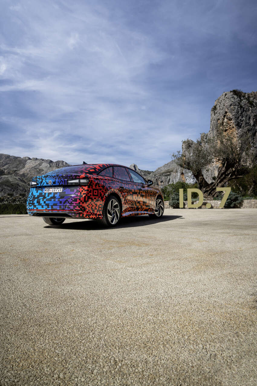 Volkswagen ID.7 debuts with trippy camo at CES – EV sedan with 700 km of range; launch in Q2 this year 1599721