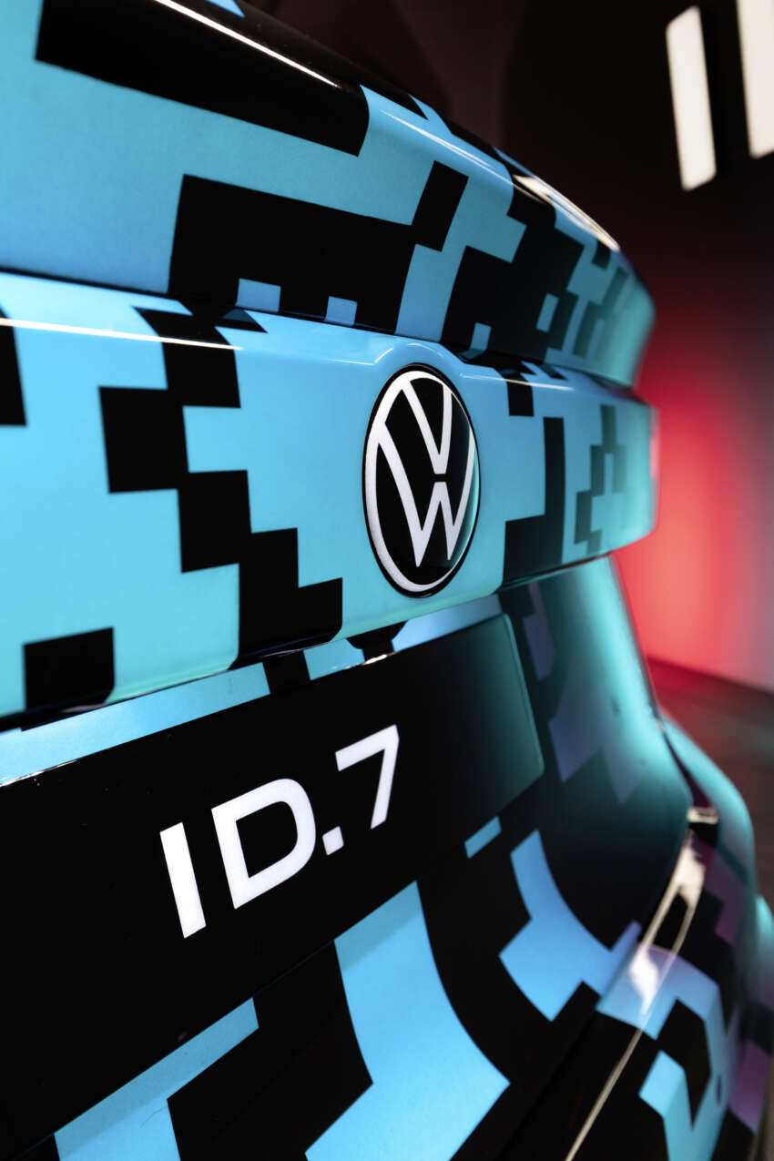 Volkswagen ID.7 debuts with trippy camo at CES – EV sedan with 700 km of range; launch in Q2 this year 1599669