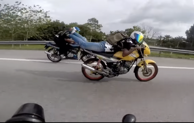 Les motards de Singapour deviennent “Superman” sur les routes malaisiennes