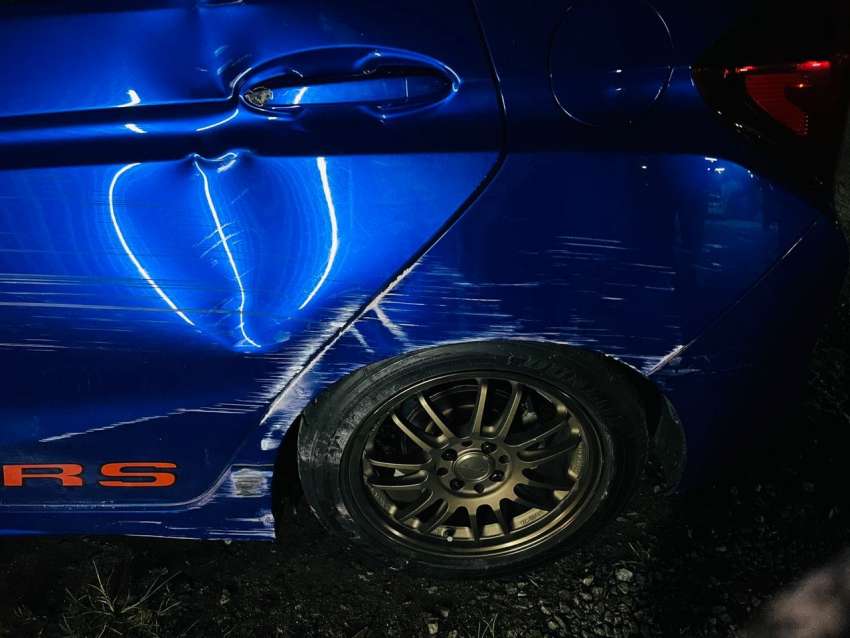 Sebuah Honda Jazz terbabas langgar lampu jalan gara-gara Mercedes-Benz E250 ‘u-turn’ ikut suka hati 1572368