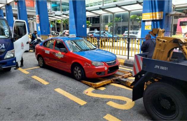 DBKL angkut, tunda kenderaan halang laluan pejalan kaki, ingkar larangan parkir – 44 saman dikeluarkan