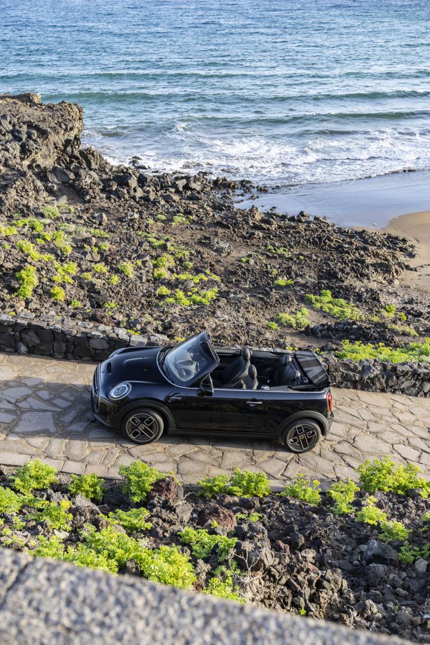 MINI Cooper SE Convertible – electric drop top driving! 1576548