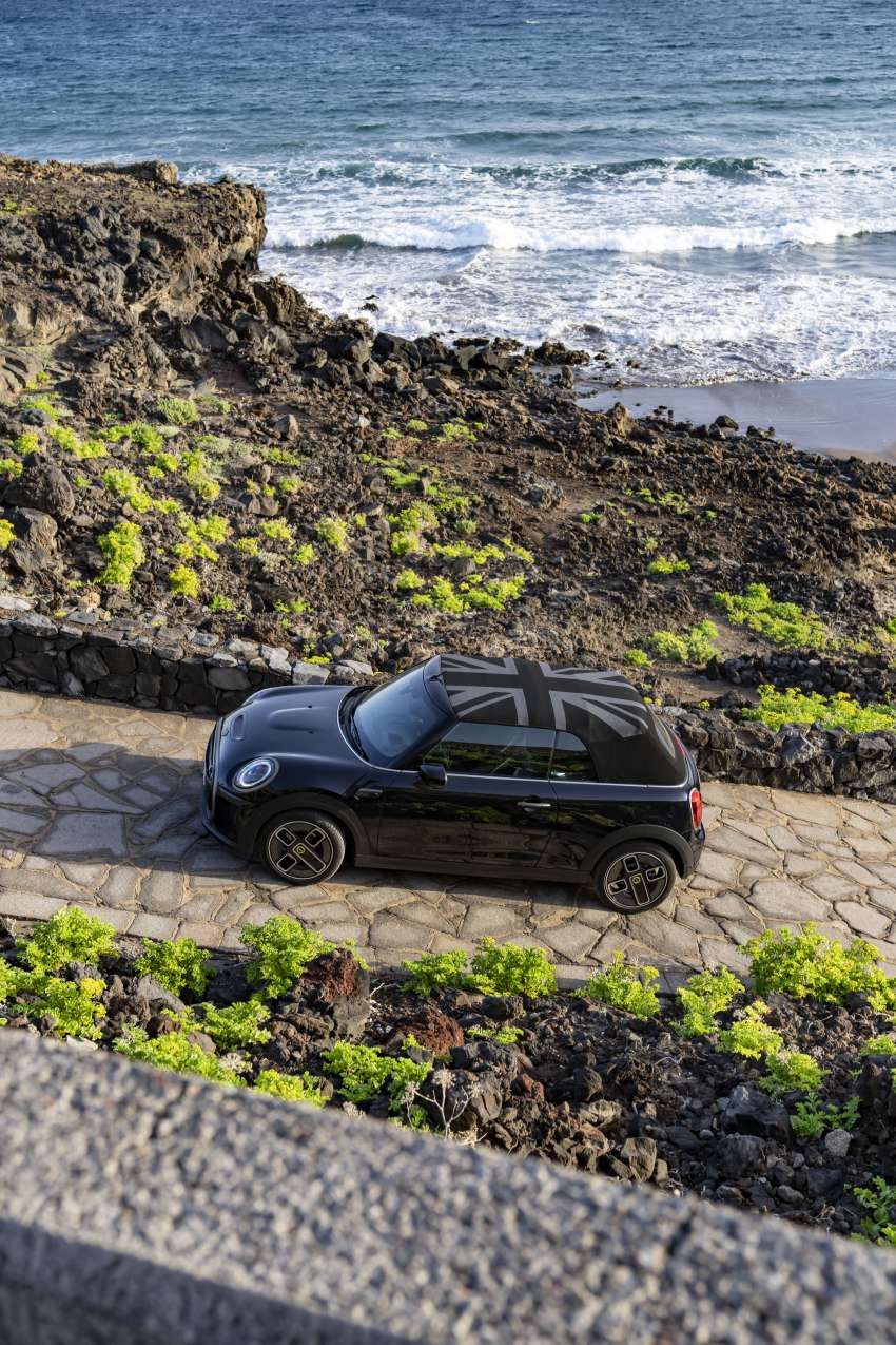 MINI Cooper SE Convertible – electric drop top driving! 1576555