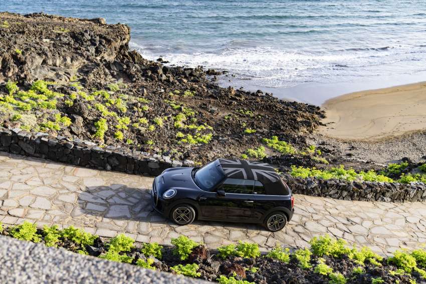 MINI Cooper SE Convertible – electric drop top driving! 1576556
