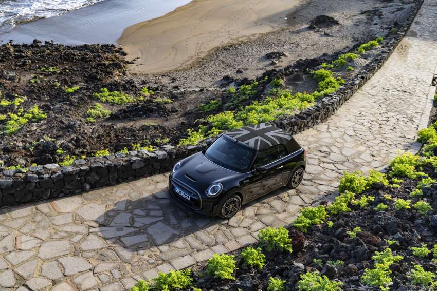 MINI Cooper SE Convertible – electric drop top driving! 1576558