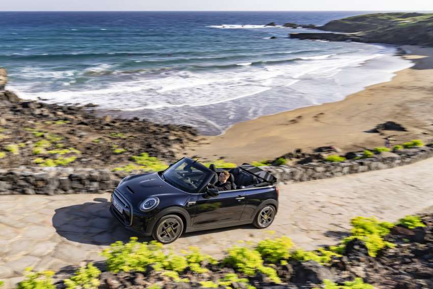MINI Cooper SE Convertible – electric drop top driving! 1576559