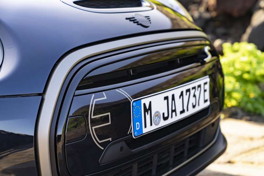 MINI Cooper SE Convertible – electric drop top driving! 1576567