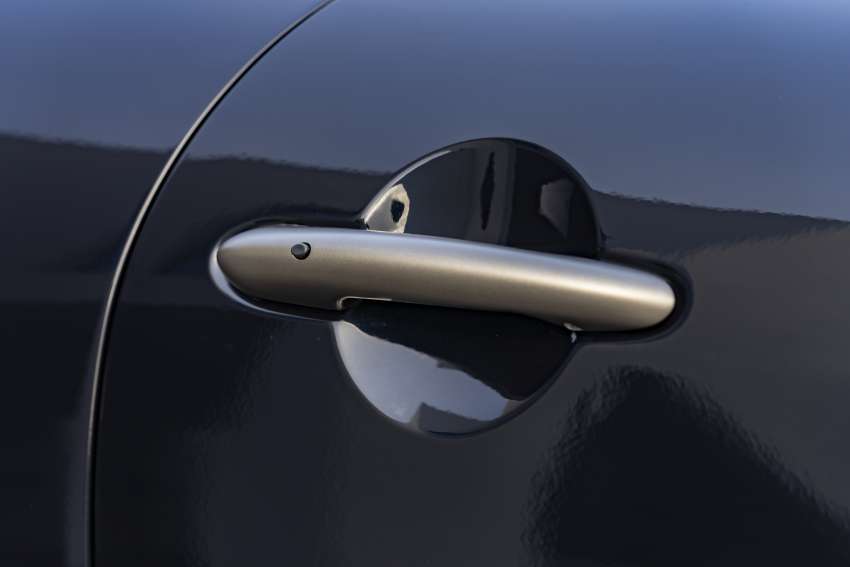 MINI Cooper SE Convertible – electric drop top driving! 1576571