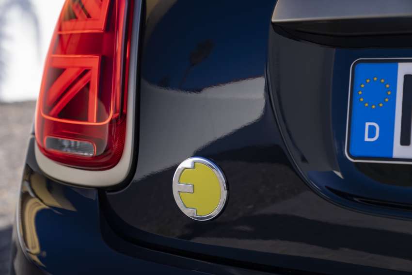 MINI Cooper SE Convertible – electric drop top driving! 1576576
